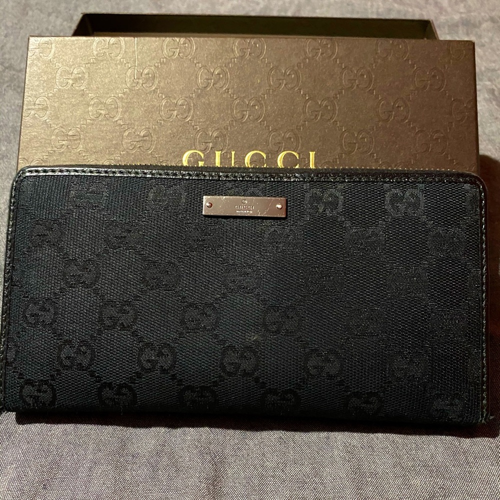 Authentic Gucci Zippy Wallet
